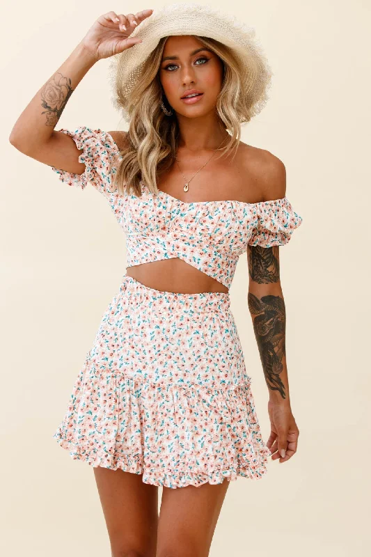 Printed Abstract Women Dress for a Modern and Artistic AppealLinka Off-Shoulder Tie-Back Crop Top Floral Print Pink Printed Abstract Women Dress for a Modern and Artistic AppealLinka Off-Shoulder Tie-Back Crop Top Floral Print Pink