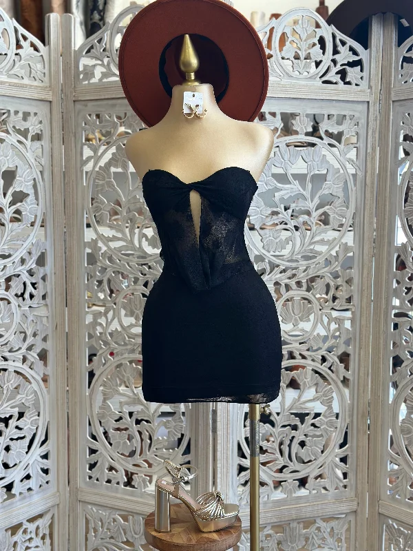 Strapless Women Dress with a Built - in Bra for Comfort and SupportOff Shoulder Twisted Front Black Mini Dress- Stretchy Strapless Women Dress with a Built - in Bra for Comfort and SupportOff Shoulder Twisted Front Black Mini Dress- Stretchy
