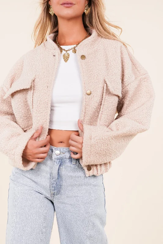 Women's faux fur - trimmed denim jackets for a trendy and cozy styleBomberjacket met teddy stof beige - Kirsten Women's faux fur - trimmed denim jackets for a trendy and cozy styleBomberjacket met teddy stof beige - Kirsten