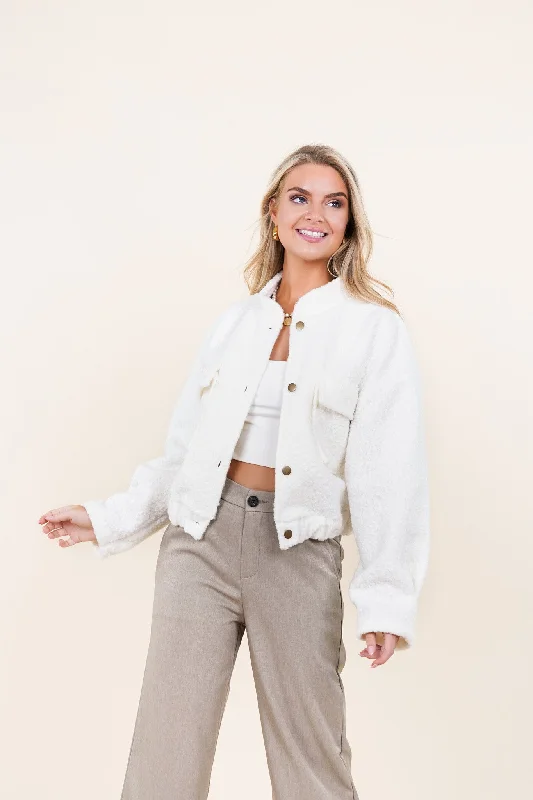 Women's cropped leather jackets with silver zippers for a punk - inspired outfitBomberjacket met teddy stof off white - Kirsten Women's cropped leather jackets with silver zippers for a punk - inspired outfitBomberjacket met teddy stof off white - Kirsten