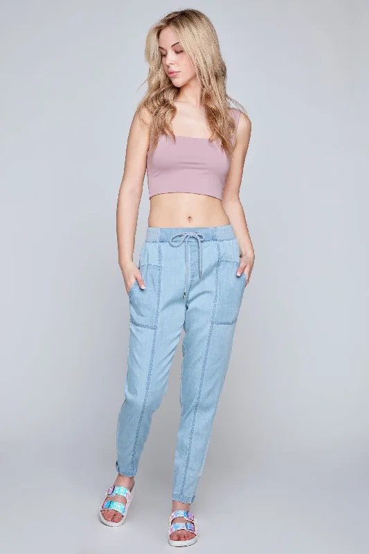 Mom jeans for a nostalgic and casual lookANDIE - High Rise Lightweight Pull-On Pant - Light Blue Bleach Lyocell Denim Mom jeans for a nostalgic and casual lookANDIE - High Rise Lightweight Pull-On Pant - Light Blue Bleach Lyocell Denim