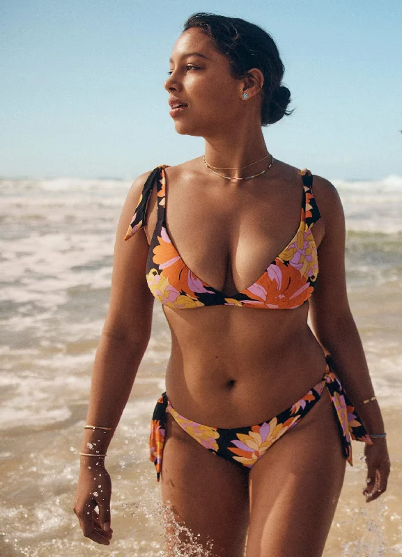 Ruched bikini with fabric gathers for a slimming effectPalm Springs Tie-Side Pant - Black Ruched bikini with fabric gathers for a slimming effectPalm Springs Tie-Side Pant - Black
